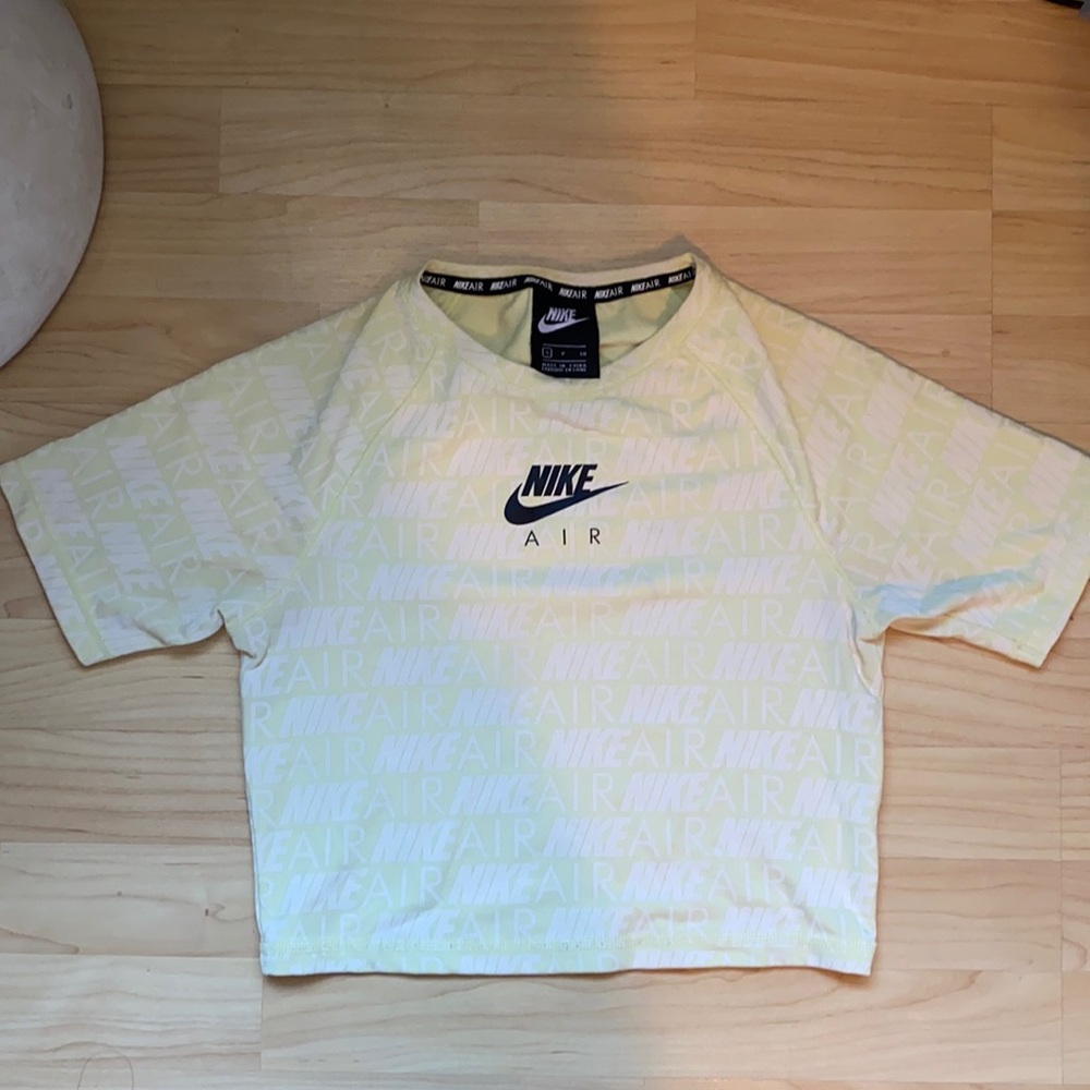Nike Cropped Shirt